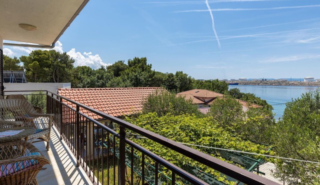 Awesome apartment in Omisalj with WiFi