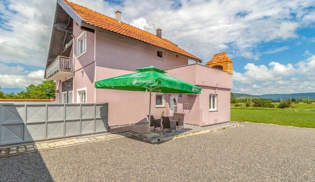 Awesome apartment in Otocac with WiFi