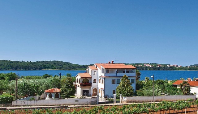 Awesome apartment in Pula with house sea view
