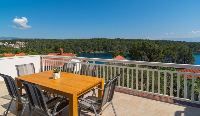 Awesome apartment in Vrboska with WiFi