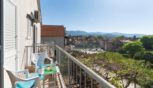 Awesome apartment in Vrboska with WiFi