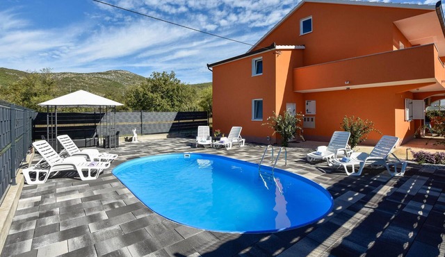 Awesome home in Dugopolje with private swimming pool, can be inside or outside in Dugopolje