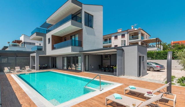 Awesome home in Fazana