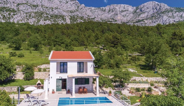 Awesome home in Gornje Tucepi