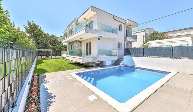 Awesome home in Kastel Luksic