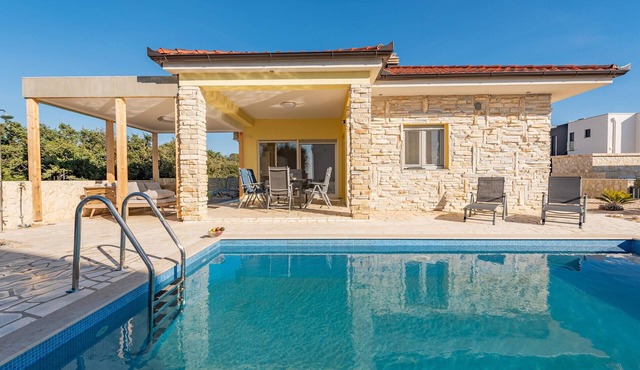 Awesome home in Mandre in Mandre