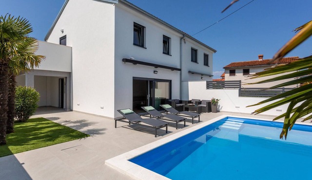 Awesome home in Njivice