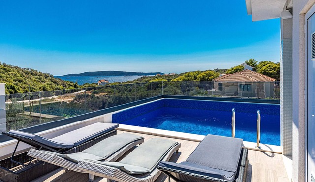 Awesome home in Okrug Donji