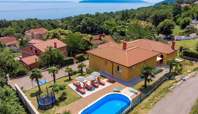 Awesome home in Opric