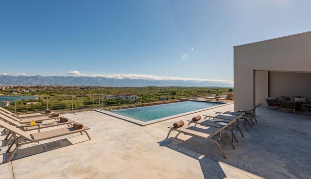 Awesome home in Povljana with private swimming pool, can be inside or outside in Povljana