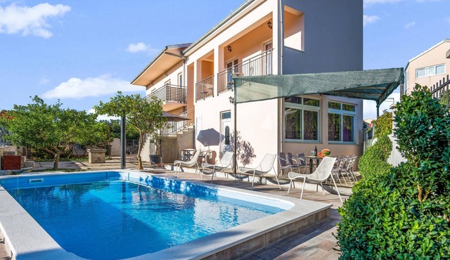 Awesome home in Razanj