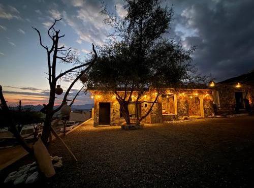 Balcony walk rest house Jabal shams in Sa‘ab Banī Khamīs