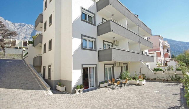Beach front apartment in Makarska with WiFi