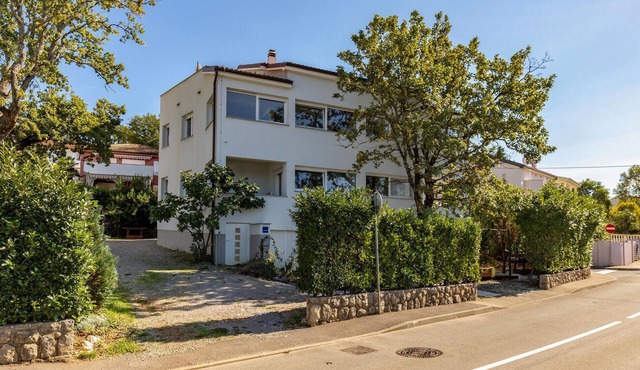 Beach front apartment in Njivice with WiFi