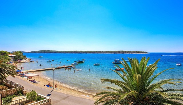 Beach front apartment in Banjol with WiFi