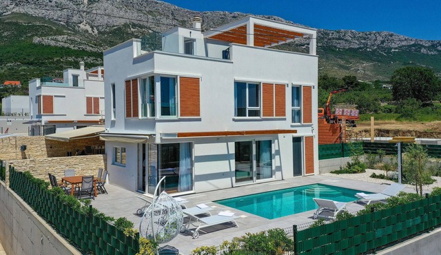 Beach front home in Kastel Gomilica