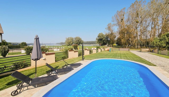 Beach front home in Aljmas