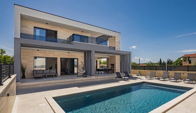 Beach front home in Nin