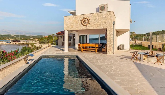 Beach front home in Razanac