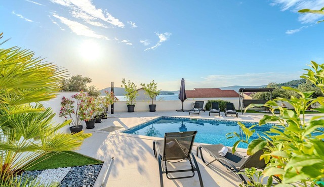 Beach front home in Razanj