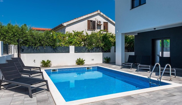 Beach front home in Vrsi