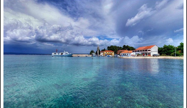 Beach front with terrace and see view Aprtment MARE in Ždrelac