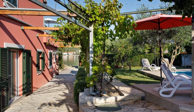 Beach house, 4 people, private pool, garden, terrace, family & kids in Sutomišcica