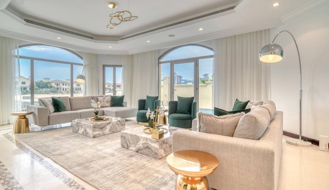 Beachfront 5BR Villa w/Private Pool at the Palm in Dubai