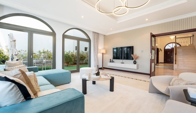 Beachfront 6BR + Assistant's Room Villa with Private Pool, Palm Villa in Dubai