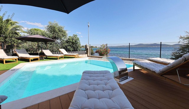 Beachfront Almare Retreat in Sukošan