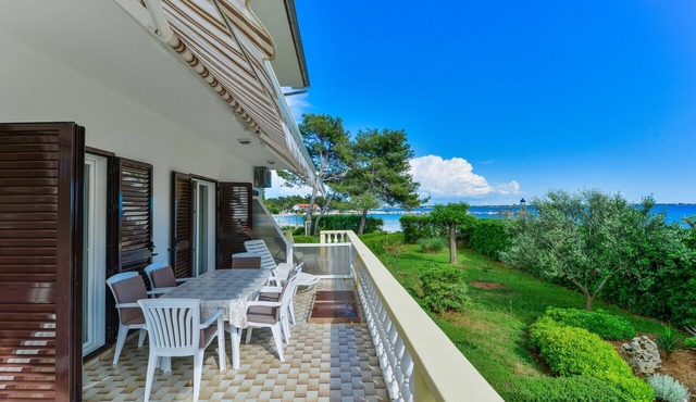 Beachfront apartment Liverić 2