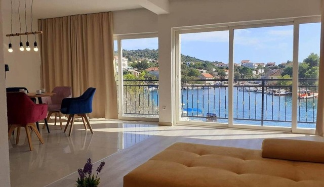 Beachfront house with hot tubRažanj, Rogoznica (K-19159)