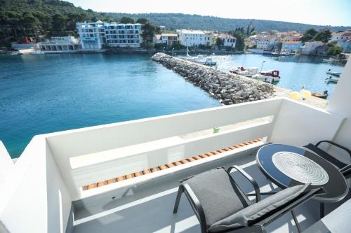 Beachfront Rooms Veli Kamik in Božava