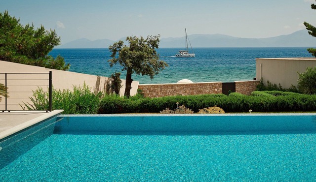 Beachfront Villa Aqua Haven with Pool in Sućuraj