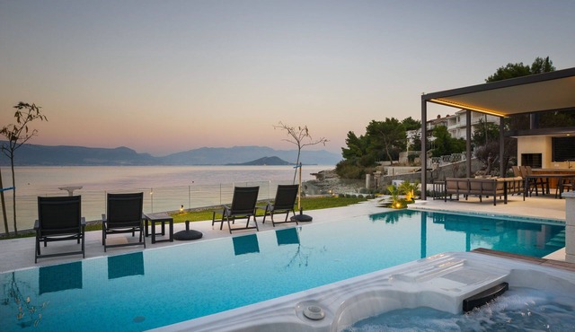 Beachfront Villa Grey Martini with Pool