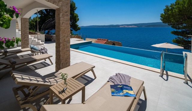 Beachfront Villa Nino, 5 bedroom villa with heated pool in Stanići