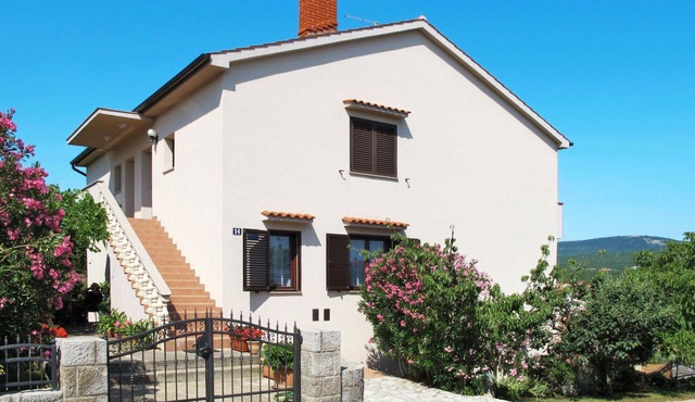 Beautiful apartment for 6 guests with WIFI, A/C, TV, balcony and pets allowed