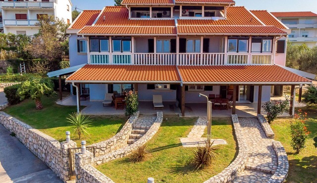 Beautiful apartment for 4 people with WIFI, A/C, pool, TV and patio in Senj