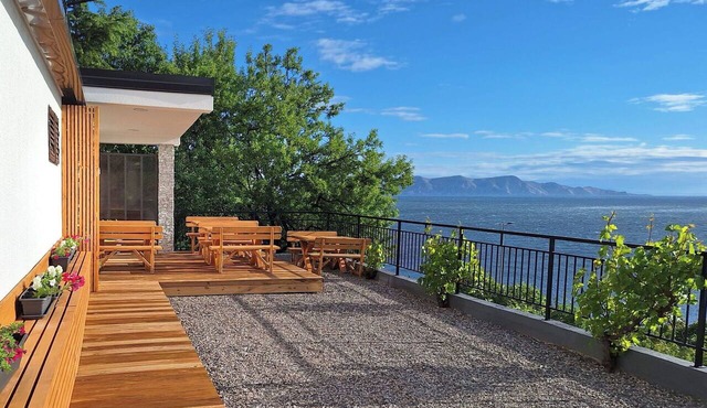 Beautiful apartment for 6 guests with A/C, WIFI, TV and patio in Senj