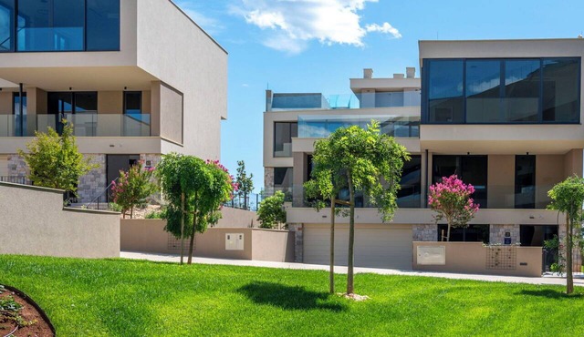 Beautiful apartment in villa for 8 people with hot tub, pool, A/C, WIFI, TV and terrace