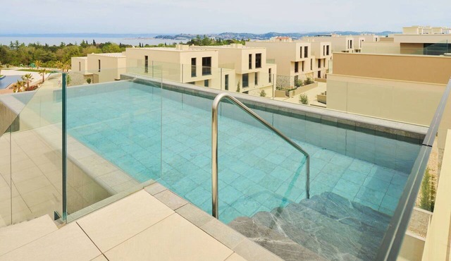 Beautiful apartment in villa for 8 people with pool, A/C, hot tub, WIFI, TV and terrace