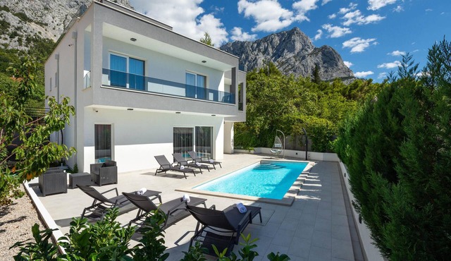Beautiful home in Bast