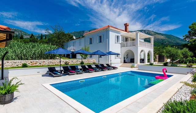 Beautiful home in Gruda