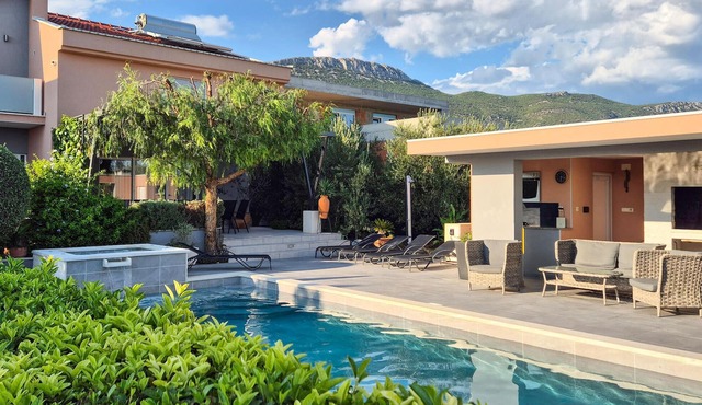 Beautiful home in Kastel Stari
