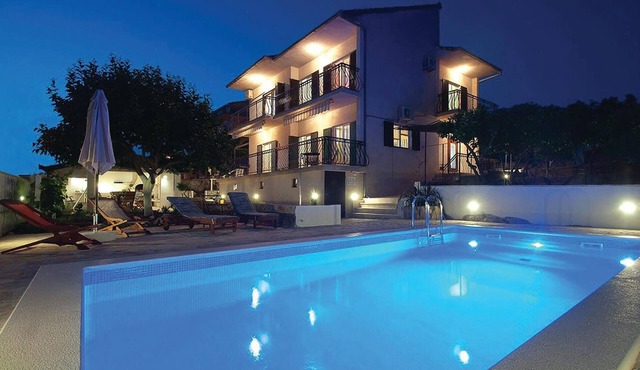 Beautiful home in Okrug Gornji