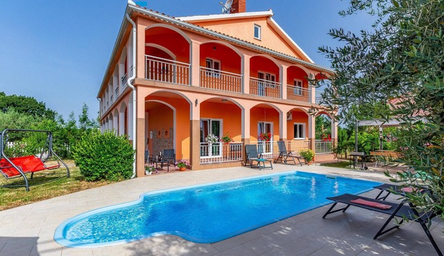 Beautiful home in Liznjan