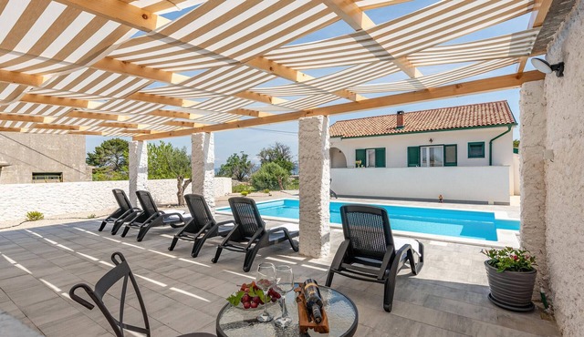 Beautiful home in Lun in Lun