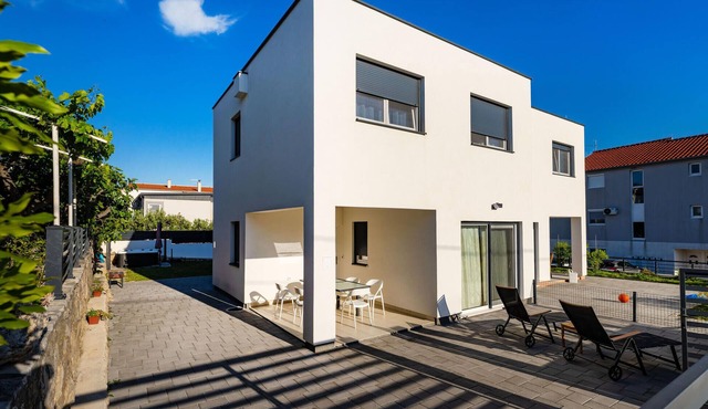 Beautiful home in Maslenica with WiFi in Maslenica