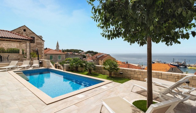 Beautiful home in Sumartin with sauna in Sumartin
