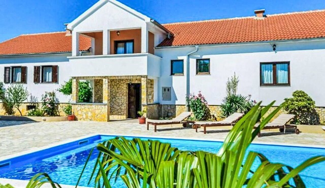 Beautiful private villa for 12 guests with A/C, private pool, WIFI, TV, terrace and panoramic view